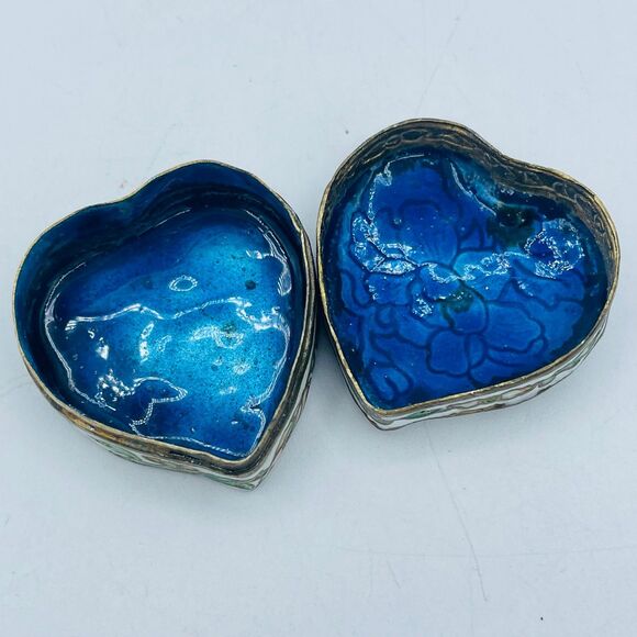 Vintage Mini Heart Shaped Metal Glazed Enameled Trinket Jewelry Pill Box Blue - Picture 3 of 10